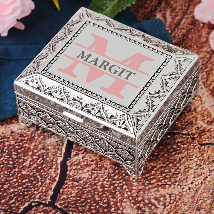 Kezdőbetűk nevekkel - Cutiuță placată cu argint