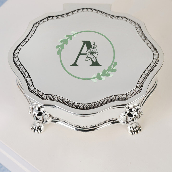 Monogram egy virágkörben - Cutiuță de argint