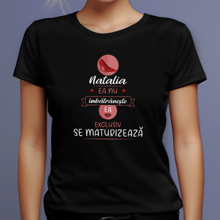 Ea nu îmbătrânește - Tricou negru pentru femei