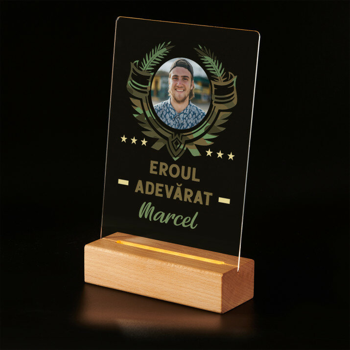Eroul adevărat - Imprimare pe sticlă acrilică cu suport LED