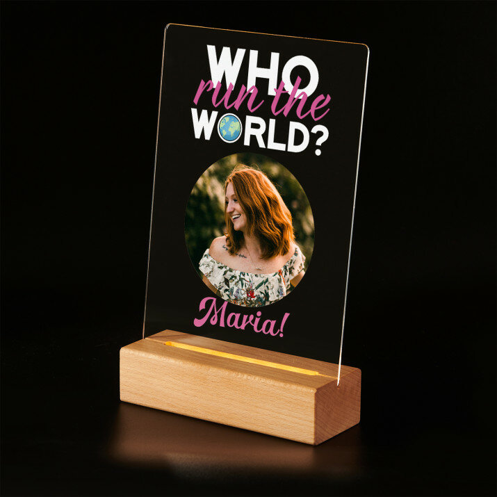 Who run the world - Imprimare pe sticlă acrilică cu suport LED