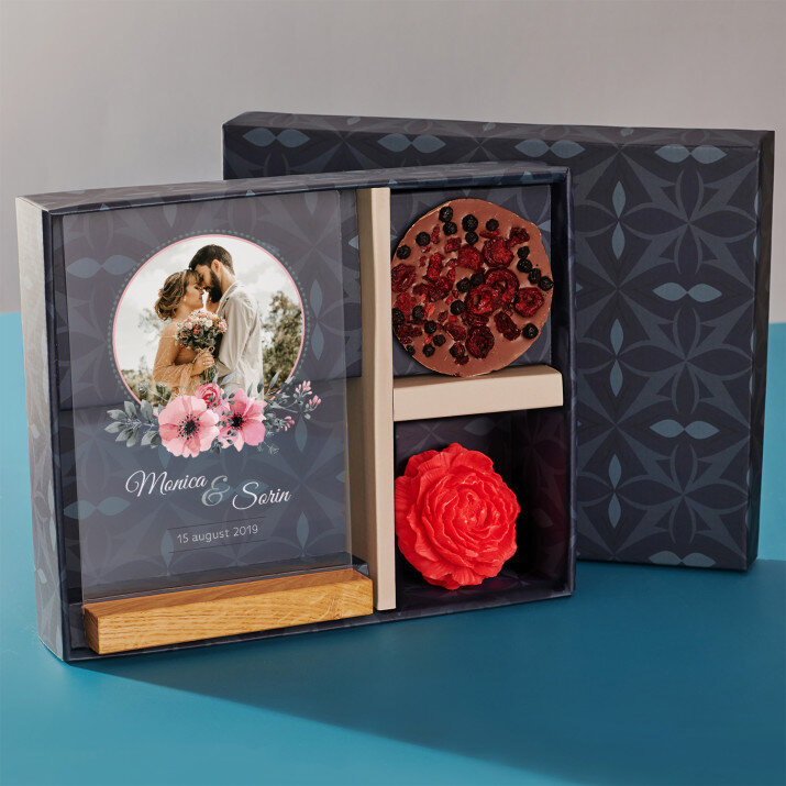 Set cadou pentru mire și mireasă cu imprimare pe sticlă și ciocolată