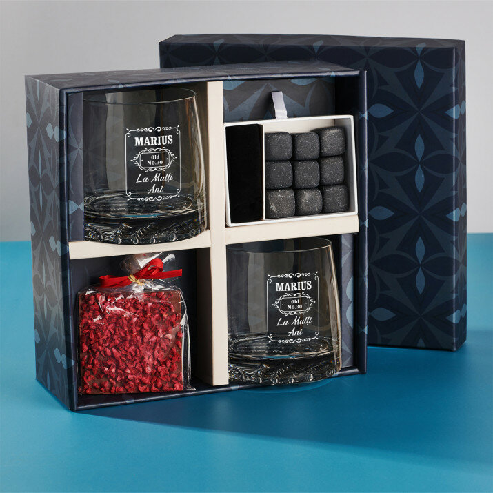 Set cadou la aniversarea 30 de ani, cu pahare pentru whisky