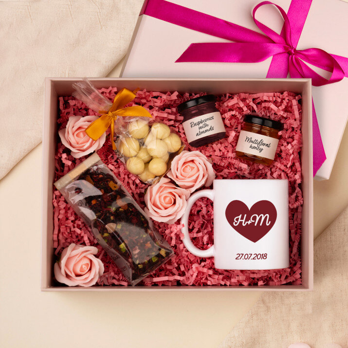 Set cadou De avinersare cu cană, ceai și bomboane Set cadou De avinersare cu cană, ceai și bomboane