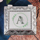 Monogram egy virágkörben - Cutiuță placată cu argint