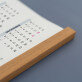 Să ai o zi minunată - Calendar cu lamele din lemn Să ai o zi minunată - Calendar cu lamele din lemn